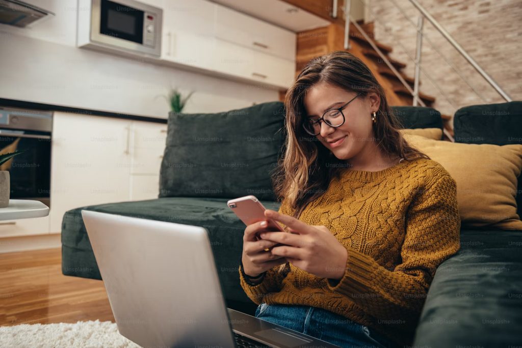 girl-phone-laptop
